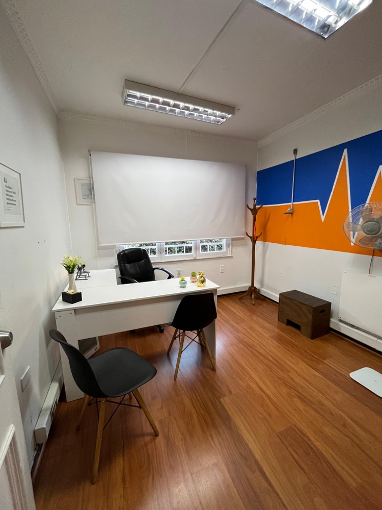Box RPE con mural azul y naranja